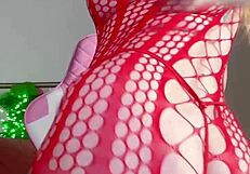 बस मैं अपनी कर्वी बालों वाली चूत को मजे के लिए उंगली कर रही हूँ