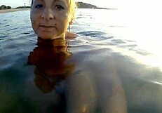 यार, पब्लिक बीच पर पानी में चुदाई और अंडरवाटर ब्लोजॉब बहुत जंगली था