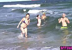 नॉटी बाइसेक्सुअल टीना 18+ बीएफएफ राइड करती हैं बड़ा लंड वाइल्ड टैटू सीन में