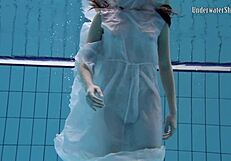 andrejka stuns with incredible underwater moves in pool