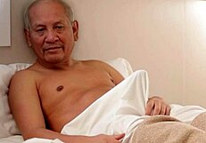 यह ओल्ड मैन क्या पूछ रहा है? वो सोचता है वो स्टड है!