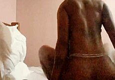 दैम, यह सेक्सी एबोनी स्टेप मॉम बिग ब्लैक कॉक पर राइड करती है!