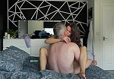 हॉट सामंथा फ्लेयर बेशर्मी से स्टेपडैड को चोदती है! वाह!