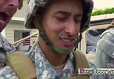 आर्मी सोल्जर्स सार्जेंट की निगरानी में स्टेमी आउटडोर ऑर्गी में डाइव करते हैं