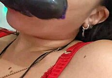 विशाल टॉय लंड को मुंह में गहराई तक ठूंसकर जबरदस्त फेस फक एक्शन!