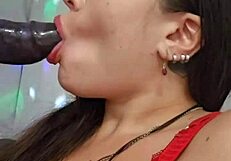 विशाल टॉय लंड को मुंह में गहराई तक ठूंसकर जबरदस्त फेस फक एक्शन!