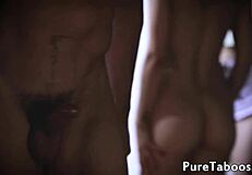 पेटाइट जवान जोड़ी को सौतेले पिता देखते हुए जिज़ किया गया