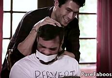 पेटाइट जवान जोड़ी को सौतेले पिता देखते हुए जिज़ किया गया