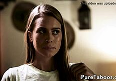 पेटाइट जवान जोड़ी को सौतेले पिता देखते हुए जिज़ किया गया