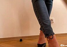 वाह! बस्टी बेब नेक्स्ट डोर थॉन्ग में टिज करती है