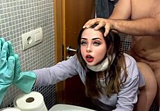 Mi Padrastro Me Folla en el Baño Durante Limpieza