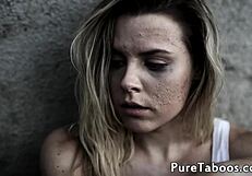 गॉर्जस टीन 18+ स्टेपडॉटर को काउगर्ल में क्रीमपाई मिलती है