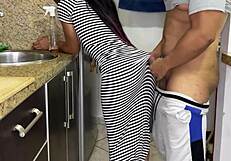 मेरी हॉट सौतेली बेटी किचन में टाइट ड्रेस में सफाई कर रही, भारी गांड!