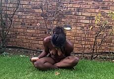 मैं इस डिल्डो पर गैग कर रही हूँ, गार्डन में इतना गंदा