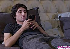 स्टेपमॉम पेनी बार्बर रिकी के बेडरूम में घुसती है उसे सेड्यूस और हार्ड बेंग करने के लिए