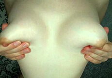 गर्लफ्रेंड के बड़े रूसी बूब्स पर किंकी घरेलू निप्पल प्ले में लार टपकी