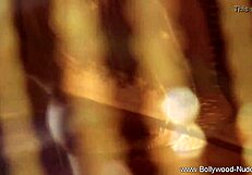 इंडिया की डांसर ने स्टनिंग रिवील में कपड़े उतारे