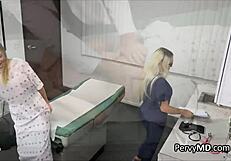 पुराने डॉक्टर ने उंगली की और एग्जाम टेबल पर जोर से चोदा