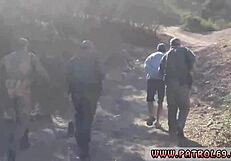 ब्लॉन्ड टीन यूनिफॉर्म में स्ट्रिप करती है वाइल्ड मस्तर्बेशन के लिए