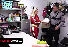 बड़ी चूचियों वाली पीई कोच चोरी पकड़ी चुदाई कोच