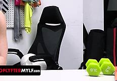 बड़ी चूचियों वाली पीई कोच चोरी पकड़ी चुदाई कोच