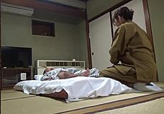 हॉट स्प्रिंग इन में वेट्रेस को सेड्यूस करके कैच, सीक्रेट सेक्स के लिए