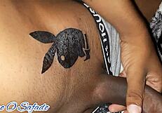 Novinho gozando gostoso pra tatuagem nova da playboy