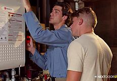 शादीशुदा हैंडीमैन बिग कॉक फैंटेसी के लिए झुका हुआ