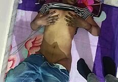 इंडियन बीवी ने बेडरूम में पति के दोस्त को चोदा