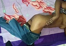 इंडियन बीवी ने बेडरूम में पति के दोस्त को चोदा