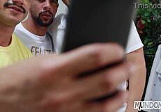 Meus Amigos Amaram Os Presentes De Ano Novo E Retriburam Com A Pica No Meu Cuzinho.