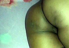 इंडियन बीवी ने बेडरूम में पति के दोस्त को चोदा