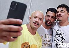 Meus Amigos Amaram Os Presentes De Ano Novo E Retriburam Com A Pica No Meu Cuzinho.