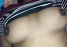 इंडियन बीवी ने बेडरूम में पति के दोस्त को चोदा