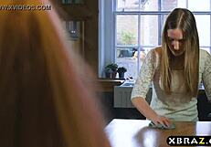 जवान स्टड ने गर्लफ्रेंड की ब्लोंड मिल्फ स्टेपमॉम को चुपके से ठोका