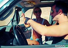 फिटनेस मॉडल पब्लिक क्रीमपाई का पूरा मजा लेती