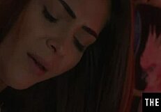 मेरी हॉट ब्रुनेट गर्लफ्रेंड को मस्ती करते देखकर मज़ा आता है