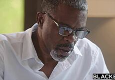 बीबीसी की भूखी रियल्टर Xxlayna बड़े उम्र के मर्दों के लिए तीव्र हैंडजॉब एक्शन चाहती है