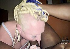 लिवीब्लैन जे को स्लॉपी लिक्स से वेक करती है