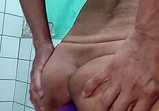 De mañana es relajante estimularse el culo en gay solo