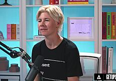 What makes petite Lulu Chu reach intense orgasm with a Hitachi up close?