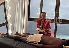 एशियन मसाज वाली ने लटका लंड वाले को मसाज दी, कंट्रोल न हुआ तो हॉट लैटिना की चूत में झड़ गया - लीना नाकामुरा और जॉन कॉफी