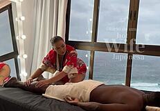 एशियन मसाज वाली ने लटका लंड वाले को मसाज दी, कंट्रोल न हुआ तो हॉट लैटिना की चूत में झड़ गया - लीना नाकामुरा और जॉन कॉफी