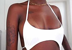 ब्राजीलियन एबोनी बड़े लंड पर ट्वर्क कर डबल पेन लेती है