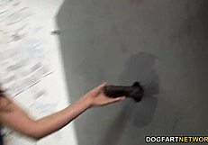 टॉमी रायडन ग्लोरीहोल पर बड़ा ब्लैक कॉक मिलता है