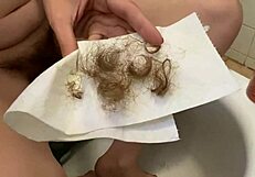 नई बालों वाली चूत और बड़ी क्लिट का क्लोजअप शौकिया शॉट्स में कलेक्शन