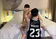 अविश्वसनीय! हेंडसम एशियन गे कपल हॉट होममेड एनल में बेयरबैक जाता है