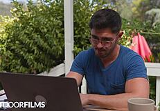 नेक्स्टडोरफिल्म्स - मैं इस बदमाश ट्विंक म्यूज को ठोकने से खुद को रोक नहीं पाया