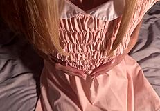 किंकी चूत रबिंग कम रूममेट की पैंटीज़ पर ड्रिप करते हुए डॉर्म में