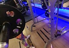 na academia sem calcinha treinando com tes�o